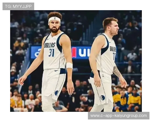 东契奇外线连续拉开,独行侠攻势完美衔接